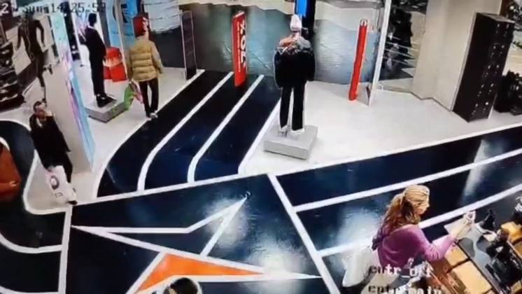 Новосибирец воровал обувь из ТЦ с помощью специально оборудованной сумки