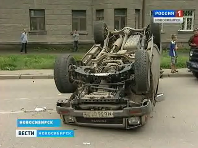 В Ленинском районе Новосибирска перевернулся джип, пострадавших нет