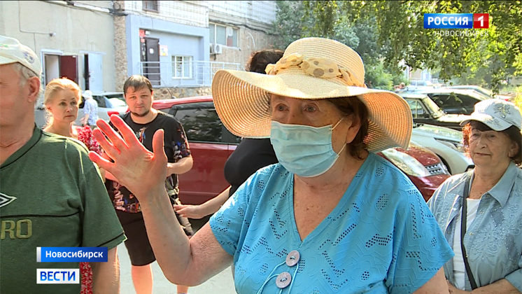 Жильцы дома на Маркса в Новосибирске спорят о необходимости шлагбаума во дворе