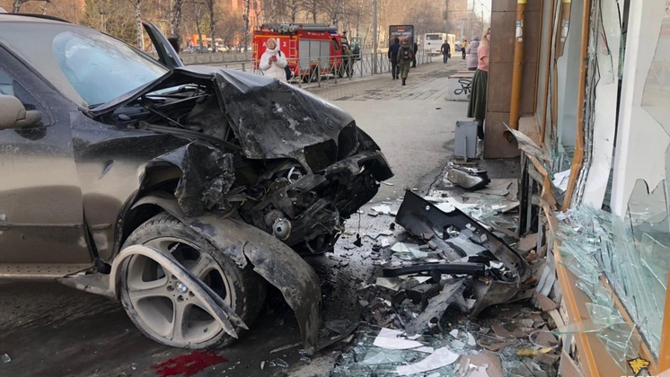 В центре Новосибирска автомобиль сбил двух человек и врезался в здание
