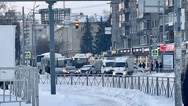 В центре Новосибирска авария с двумя автобусами образовала большую пробку