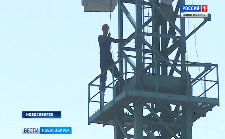 В Новосибирске строители залезли на кран с требованием выплатить зарплаты
