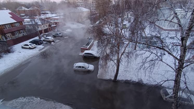 Сточные плохо пахнущие воды канализации затопили улицу Забалуева в Новосибирске
