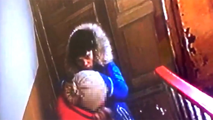 Женщина ограбила ребенка в подъезде одного из домов Новосибирска