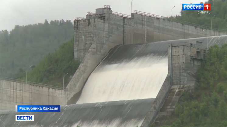 Жители Хакасии спешат увидеть работу водосброса Саяно-Шушенской ГЭС