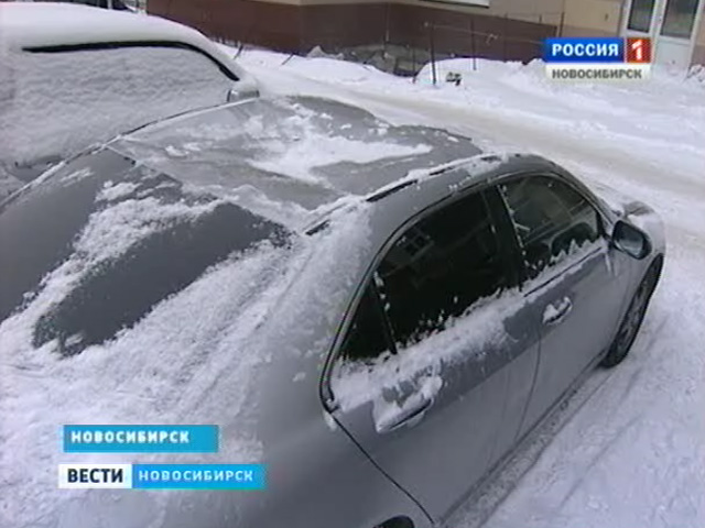 Падающие с крыш домов снег и лед разбивают автомобили новосибирцев