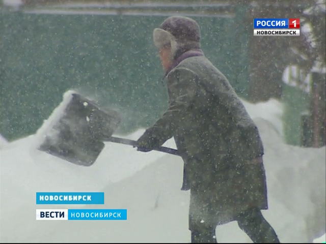 Грейдер засыпает снегом проходы к домам в частном секторе Новосибирска