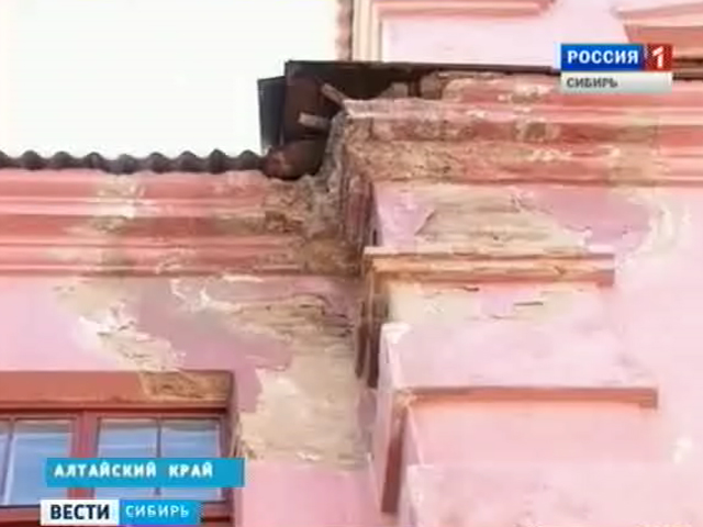 Здание школы в одном из поселков Алтайского края находится в аварийном состоянии