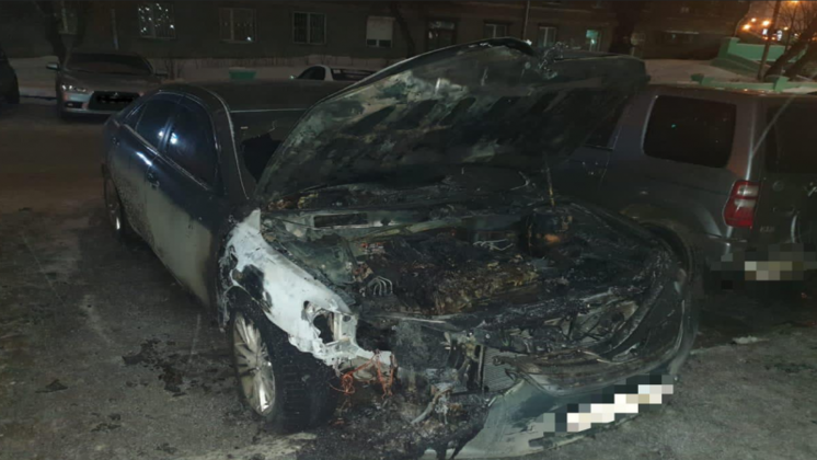 Ревнивый новосибирец поджёг машину своей сожительницы и скрылся