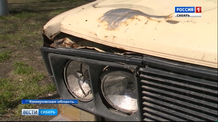 В городах Сибири начали убирать брошенные на улицах машины