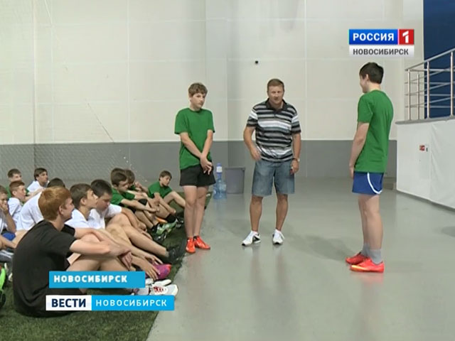 В Новосибирске открыли первый летний лагерь по хоккею с мячом