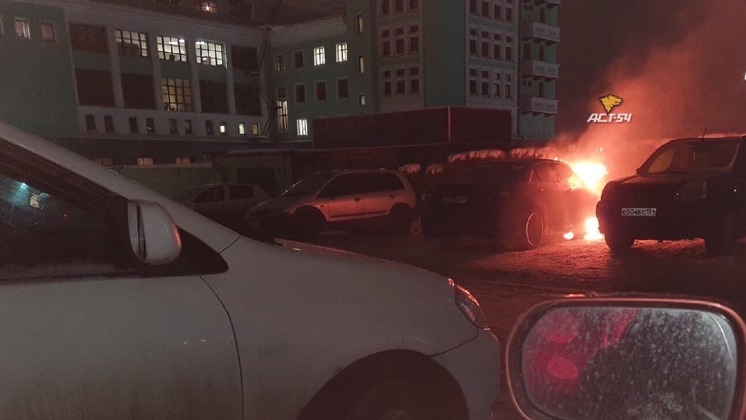 В Железнодорожном районе Новосибирска горели два автомобиля