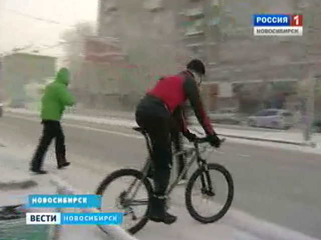 Новосибирский велосипедист выезжает на улицу даже в лютый мороз