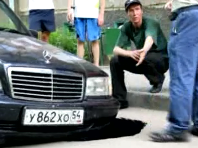 В Заельцовском районе Новосибирска под асфальт провалилась иномарка