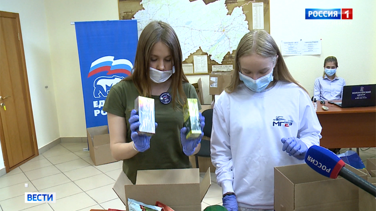 Волонтеры доставляют подарки в больницы для борющихся с коронавирусом медиков