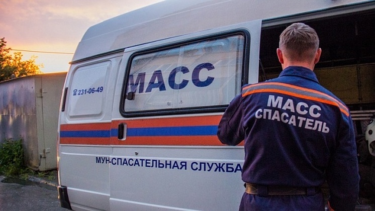Двухлетнюю девочку спасли из заблокированного автомобиля в Новосибирске