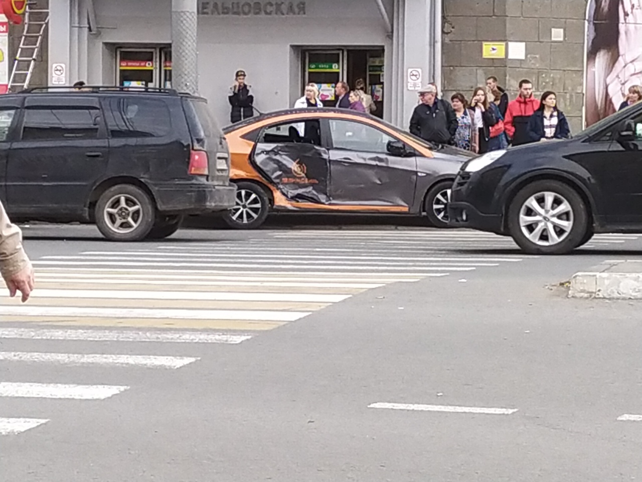 Девушка на авто из каршеринга устроила массовое ДТП в Новосибирске