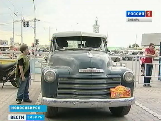 Участники ретро-ралли передохнули в Новосибирске по дороге в Париж