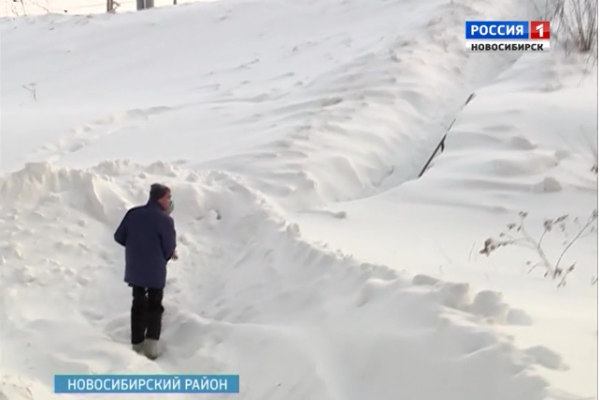 В Новосибирской области жители поселка ПМС-180 оказались в заточении из-за снега