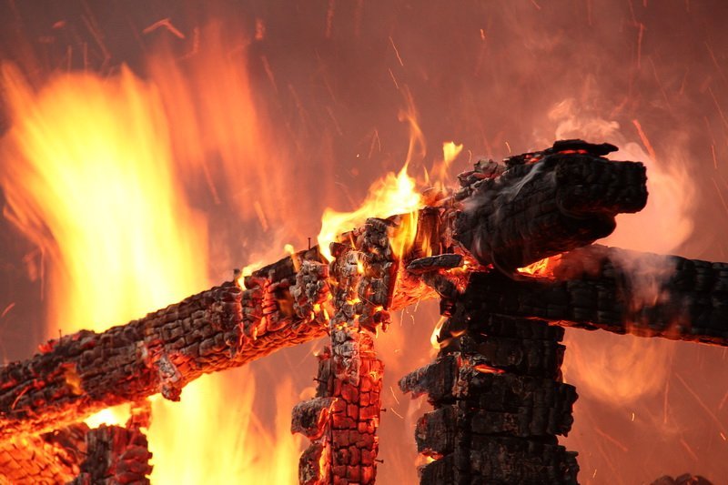 Частный дом и веранда сгорели в Новосибирской области 