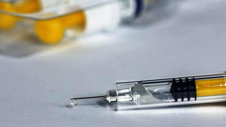 Вакцину от коронавируса в Новосибирске ждут осенью