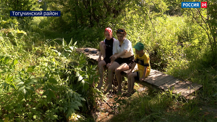 Московская семья проводит лето в тихом уголке Новосибирской области