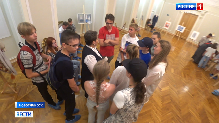 Новосибирским школьникам провели экскурсию "Тайны закулисья" по оперному театру