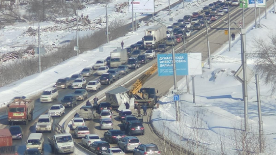 В Новосибирске грузовик протаранил спецтехнику и парализовал Коммунальный мост