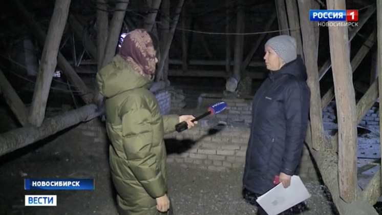 Жители дома в Новосибирске опасаются за свою жизнь из-за прохудившейся крыши