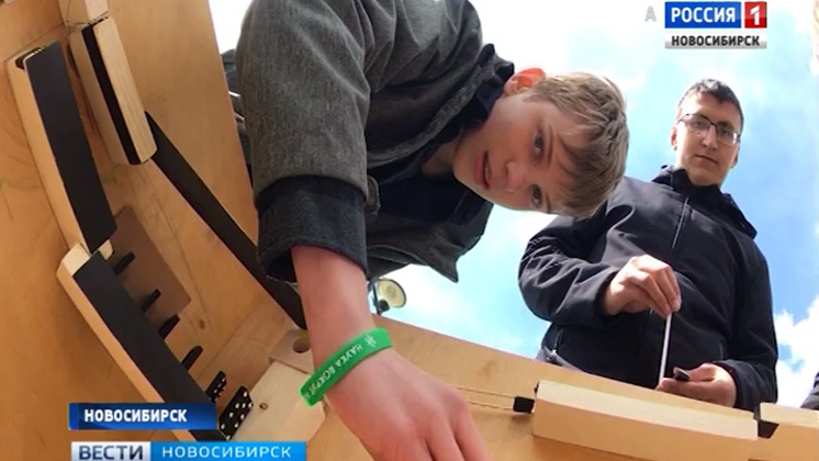 «Заумные машины» Голдберга строят новосибирские школьники в центре города