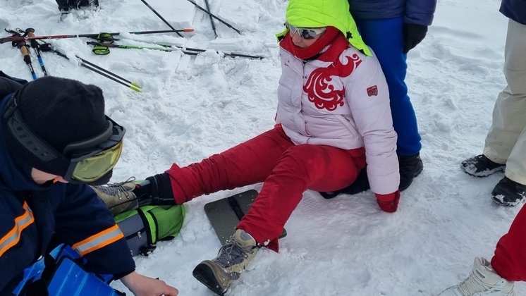 В Новосибирске спасатели пришли на помощь лыжнице с переломом ноги