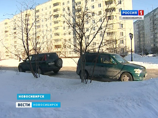 В Новосибирске малолетнего ребенка оставили запертым в машине 
