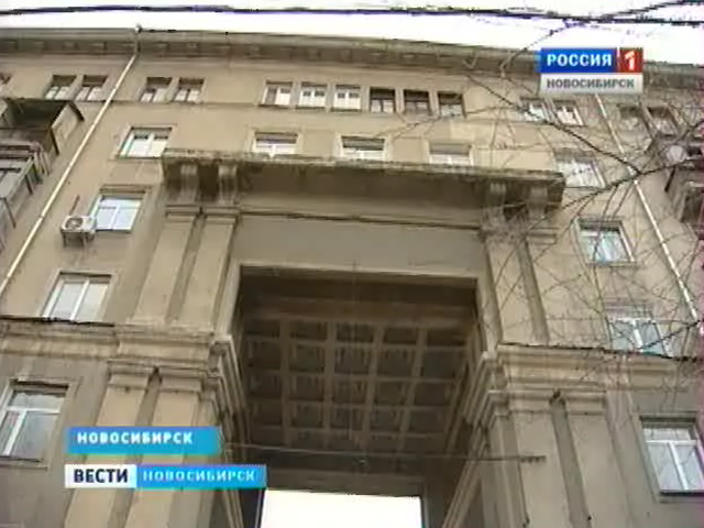 В Ленинском районе Новосибирска на тротуар рухнул балкон