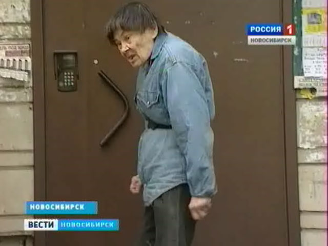 В Краснообске одинокая пожилая женщина терроризирует жилой дом