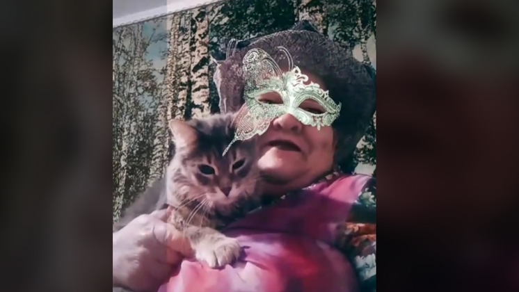 Пенсионерка из Новосибирска собрала миллион лайков и стала звездой TikTok