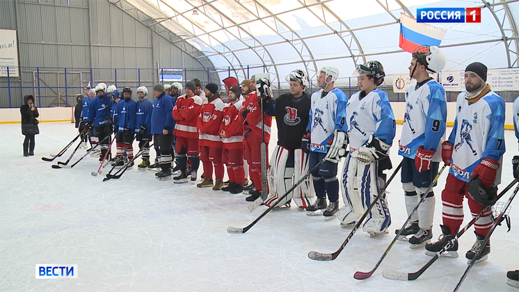 Любители дворового хоккея празднуют День защитника Отечества на льду