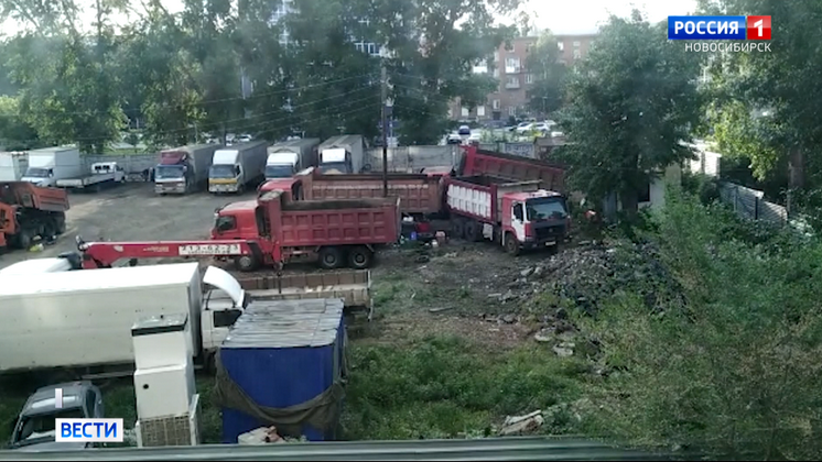 Новосибирцы борются с парковкой грузовиков под своими окнами