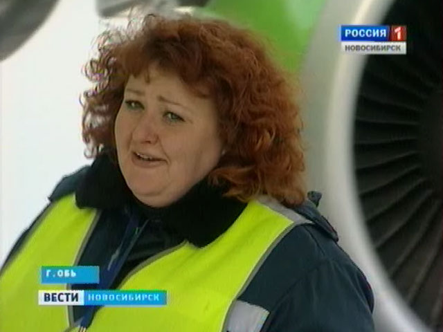 В новосибирском аэропорту работает женщина-водитель автотрапа