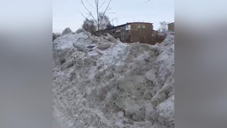 На заваленные снегом парковки и дворы пожаловались жители Новосибирской области