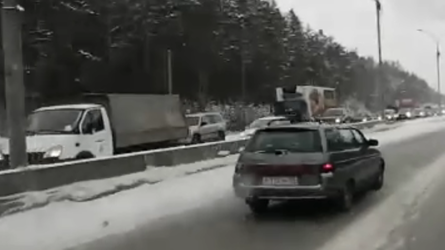 Появилось видео огромной пробки на въезде в Новосибирск из Бердска
