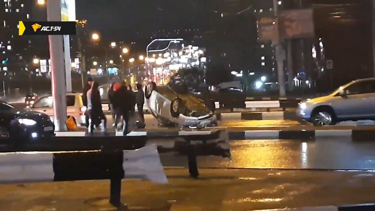 В Новосибирске Toyota Camry врезалась в светофор и перевернулась на крышу