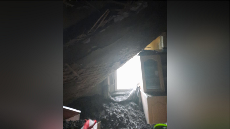 В квартире пенсионерки обрушилась крыша в Новосибирске
