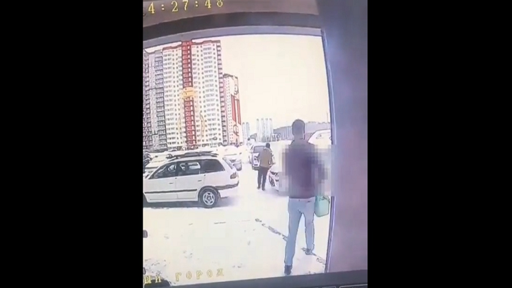 Новосибирцы с пистолетом проникли в квартиру и ограбили женщину
