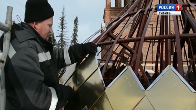 В Барнауле на храм подняли золотые купола, изготовленные по ракетно-космической технологии