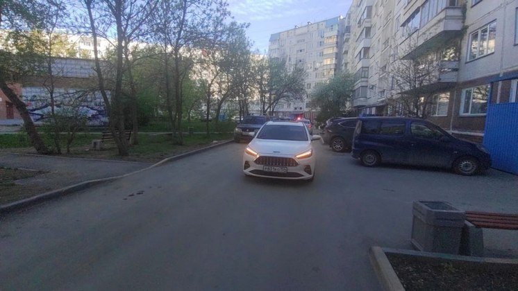 В Новосибирске автомобиль сбил восьмилетнего мальчика на самокате во дворе дома