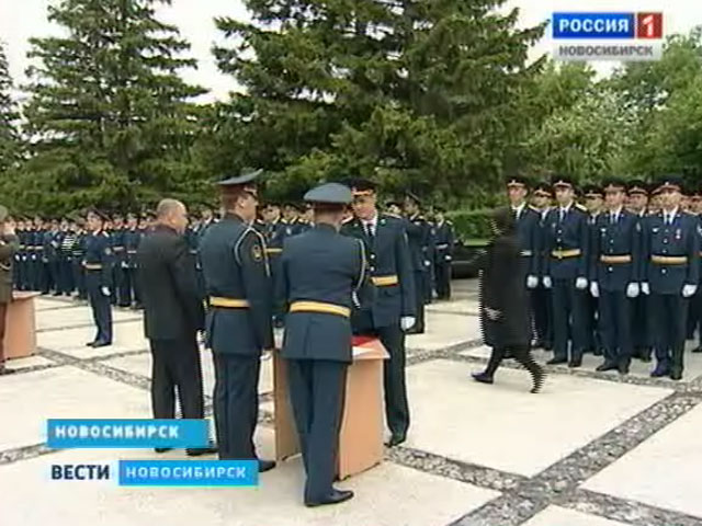 Сотрудники ФСИН приняли присягу на Монументе славы в Новосибирске