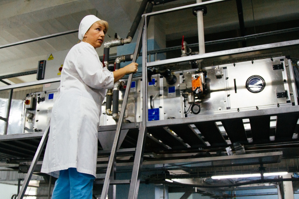 Юлия Пугачева работает на хлебокомбинате с 1991 года, сейчас она начальник хлебного цеха, следит за качеством работы коллег.