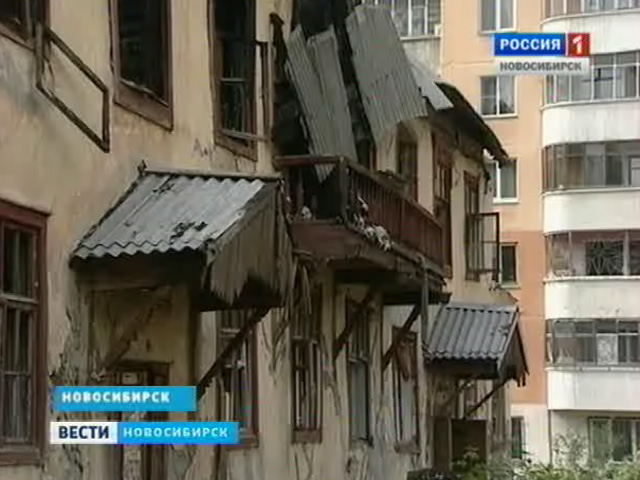 В Калининском районе опустевший дом несколько месяцев стоит в очереди на снос