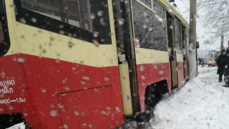 Из-за непогоды в Новосибирске с рельсов сошёл трамвай