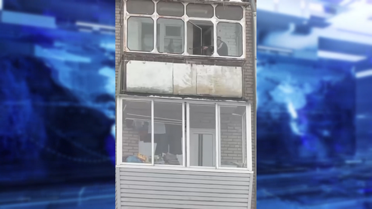 Целящийся из винтовки с балкона мужчина напугал жителей Бердска